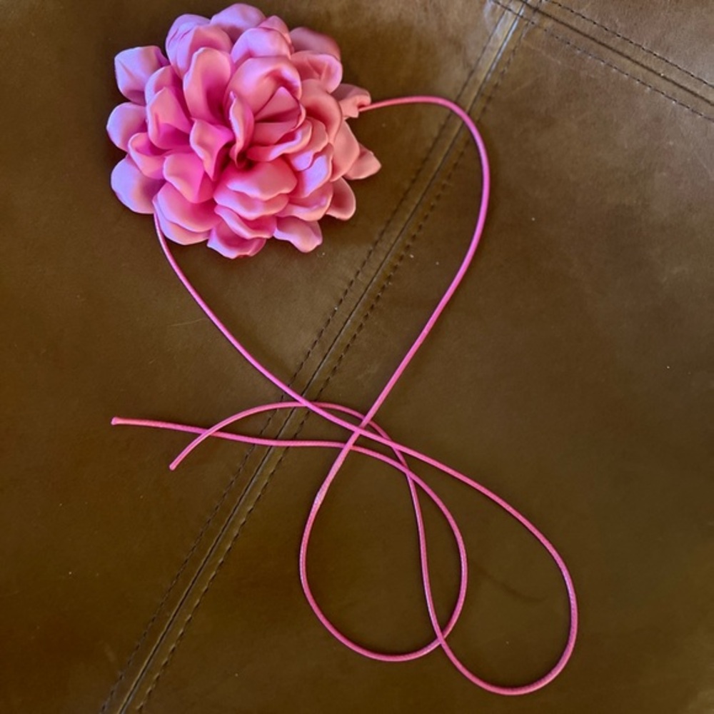 Large flower choker necklace